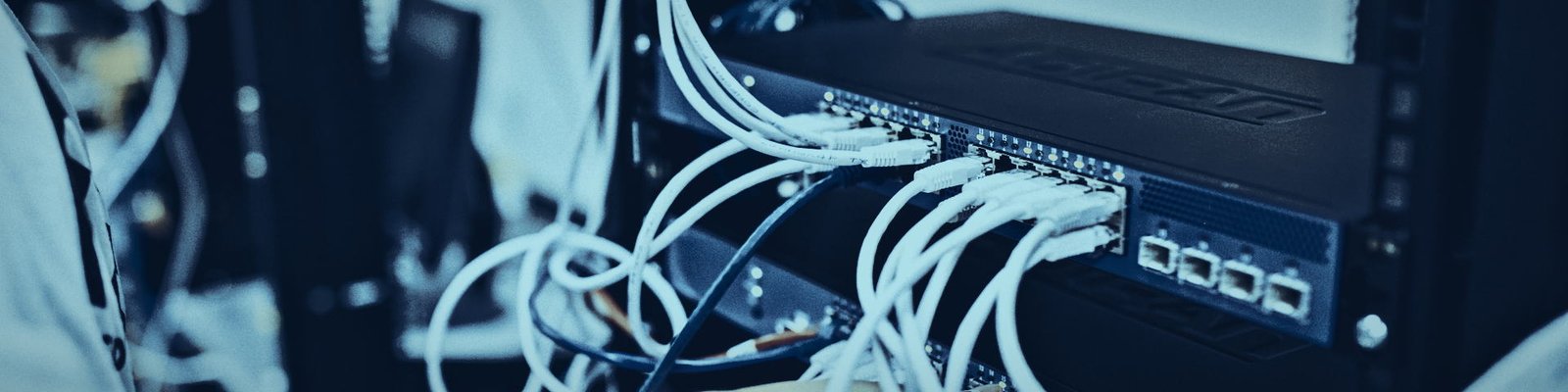 Cableado de red rematado en un gabinete de telecomunicaciones