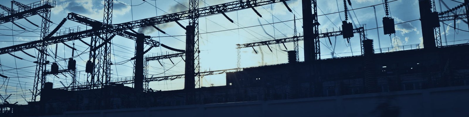 Subestaci&oacute;n el&eacute;ctrica a contraluz al final de la tarde