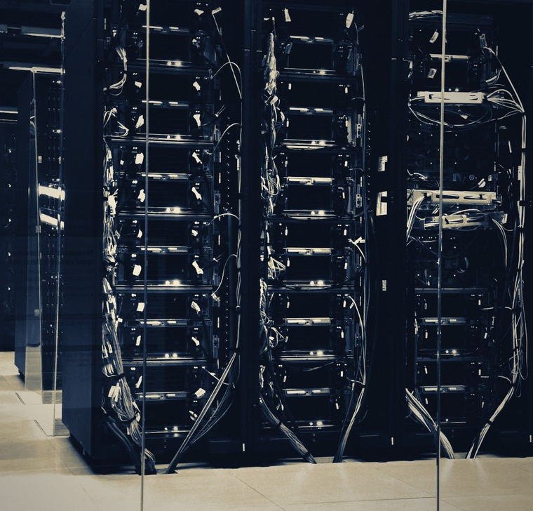 Bastidores de un sitio de telecomunicaciones con administraci&oacute;n vertical de cableado y etiquetas de puerto en cada equipo