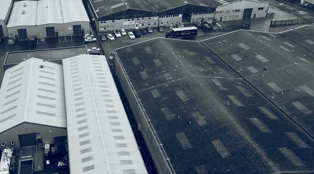 Vista a&eacute;rea cercana del parque industrial: patio de maniobras entre naves