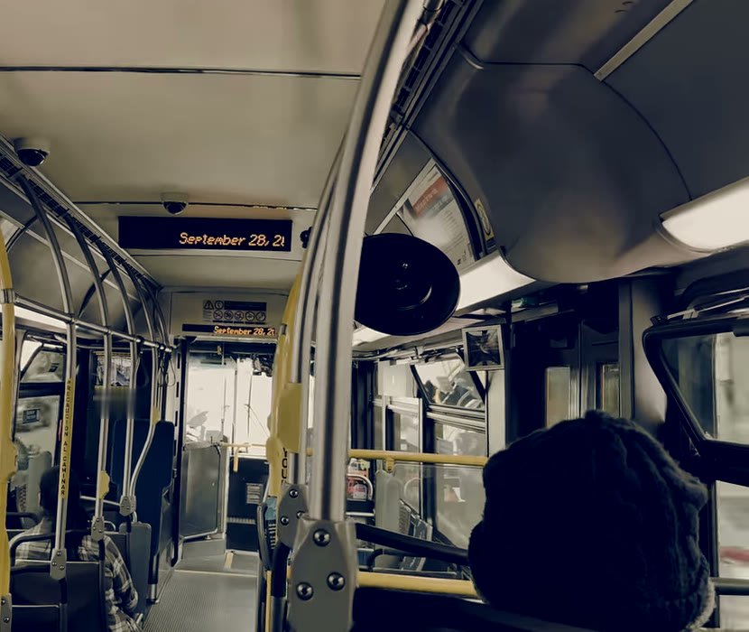 Interior del autob&uacute;s en ruta con el domo de c&aacute;mara en el techo