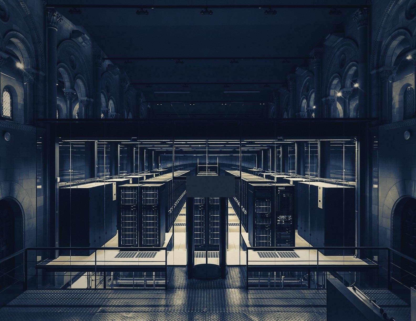 Sala de datos en operaci&oacute;n continua vista desde la pasarela, gabinetes tras el cristal
