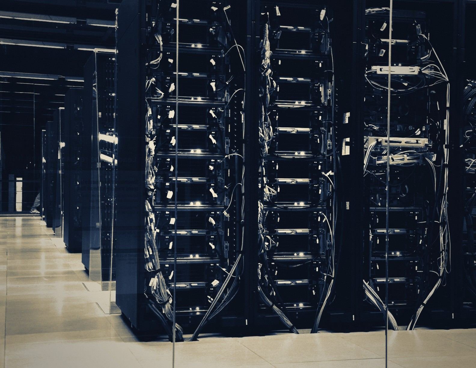 Racks de telecomunicaciones con administraci&oacute;n de cableado y equipo en operaci&oacute;n