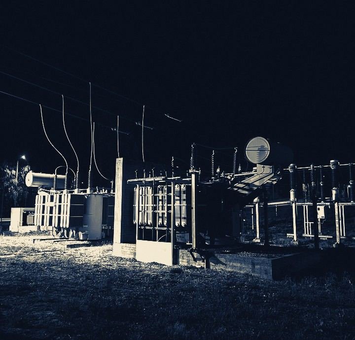 Subestaci&oacute;n el&eacute;ctrica de noche con sus transformadores iluminados